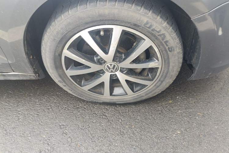 Used Volkswagen Sagitar 2012 1.4TSI Automatic Luxury Edition Right Front Wheel Hub