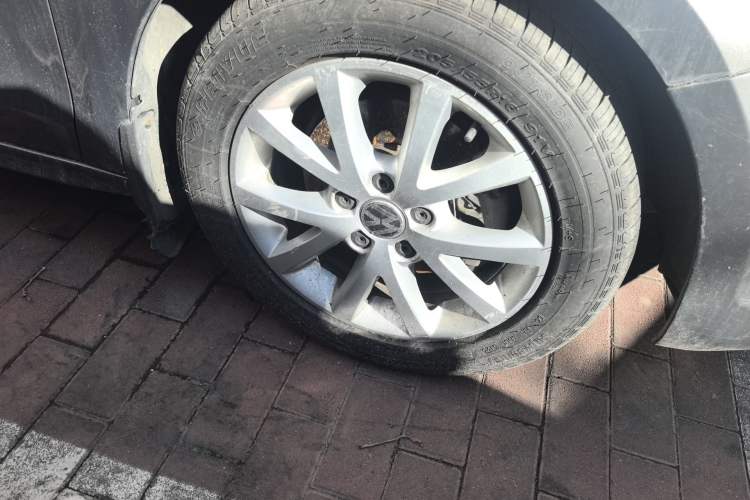 Used Volkswagen Sagitar 2012 1.4TSI Automatic Luxury Edition Right Front Wheel Hub