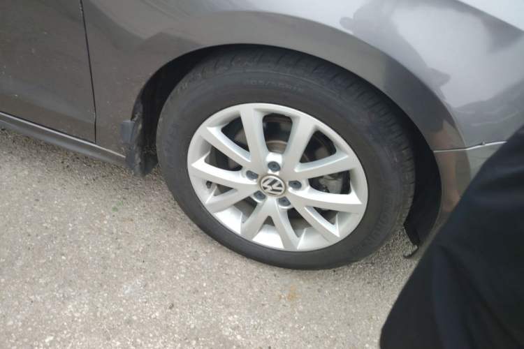 Used Volkswagen Sagitar 2012 1.6L Manual Comfort Model Right Front Wheel Hub