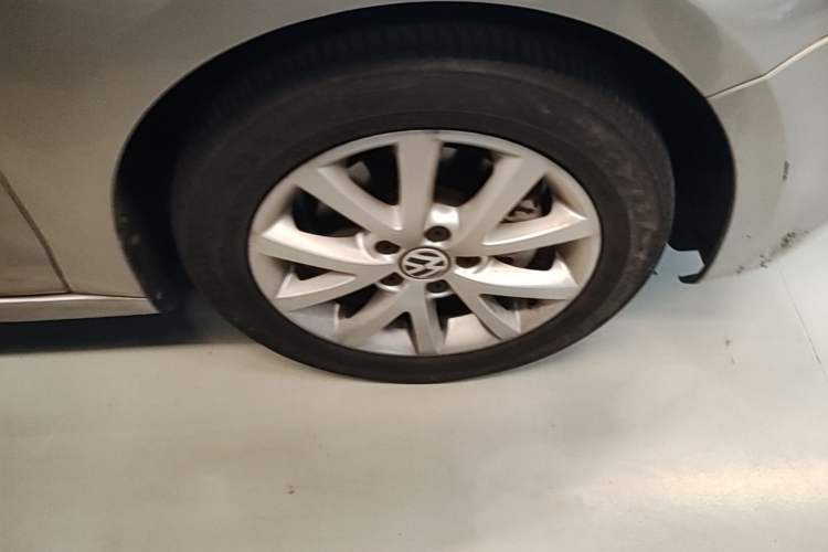 Used Volkswagen Sagitar 2012 1.4TSI Automatic Luxury Edition Right Front Wheel Hub