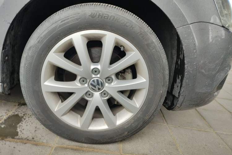 Used Volkswagen Sagitar 2012 1.4TSI Automatic Luxury Edition Right Front Wheel Hub