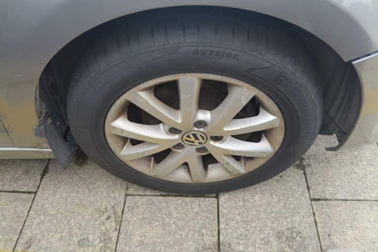 Used Volkswagen Sagitar 2012 1.6L Automatic Fashion Edition Right Front Wheel Hub