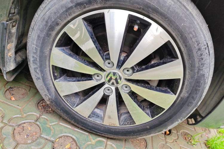 Used Volkswagen Sagitar 2012 1.4TSI Automatic Flagship Edition Right Front Wheel Hub