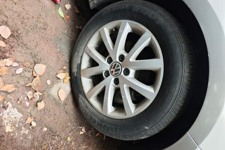 Used Volkswagen Sagitar 2012 1.6L Automatic Comfort Edition Right Front Wheel Hub