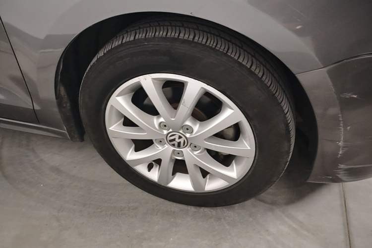 Used Volkswagen Sagitar 2012 1.6L Automatic Comfort Edition Right Front Wheel Hub