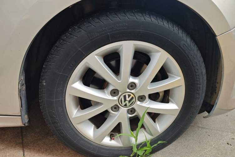 Used Volkswagen Sagitar 2012 1.6L Manual Comfort Model Right Front Wheel Hub
