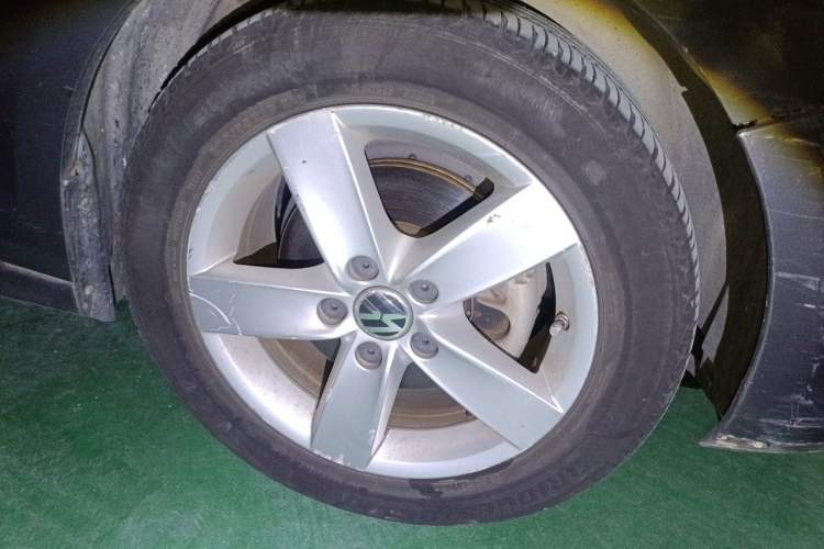 Used Volkswagen Sagitar 2012 1.4TSI Automatic Fashion Edition Right Front Wheel Hub