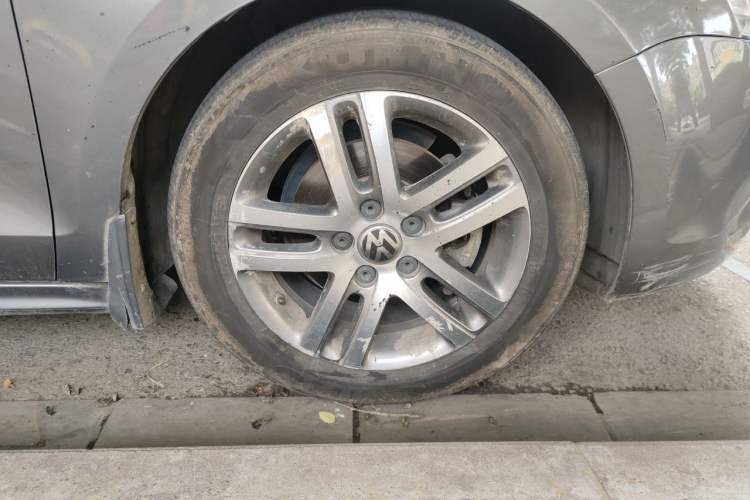 Used Volkswagen Sagitar 2012 1.6L Automatic Comfort Edition Right Front Wheel Hub