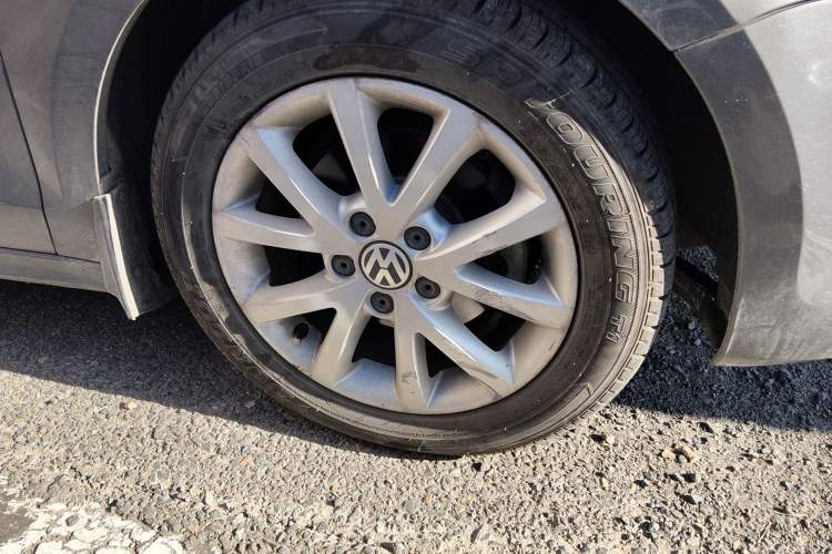 Used Volkswagen Sagitar 2012 1.6L Manual Comfort Model Right Front Wheel Hub