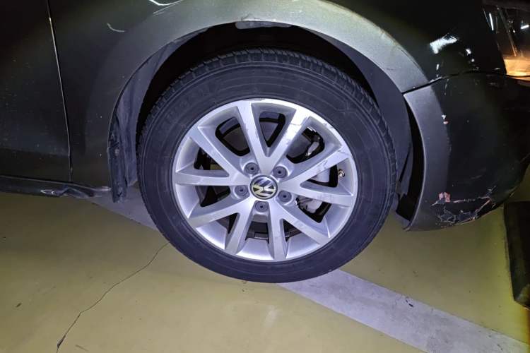 Used Volkswagen Sagitar 2012 1.4TSI Automatic Luxury Edition Right Front Wheel Hub