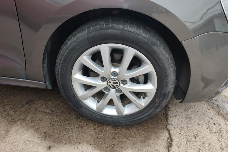 Used Volkswagen Sagitar 2012 1.6L Automatic Comfort Edition Right Front Wheel Hub