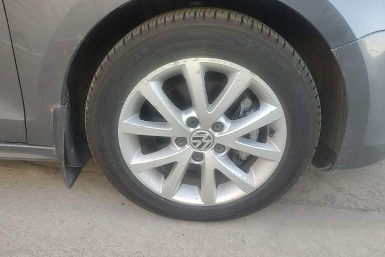 Used Volkswagen Sagitar 2012 1.4TSI Manual Luxury Model Right Front Wheel Hub