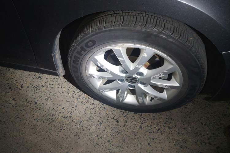 Used Volkswagen Sagitar 2012 1.6L Automatic Comfort Edition Right Front Wheel Hub