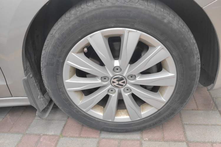 Used Volkswagen Sagitar 2012 1.4TSI Manual Luxury Model Right Front Wheel Hub