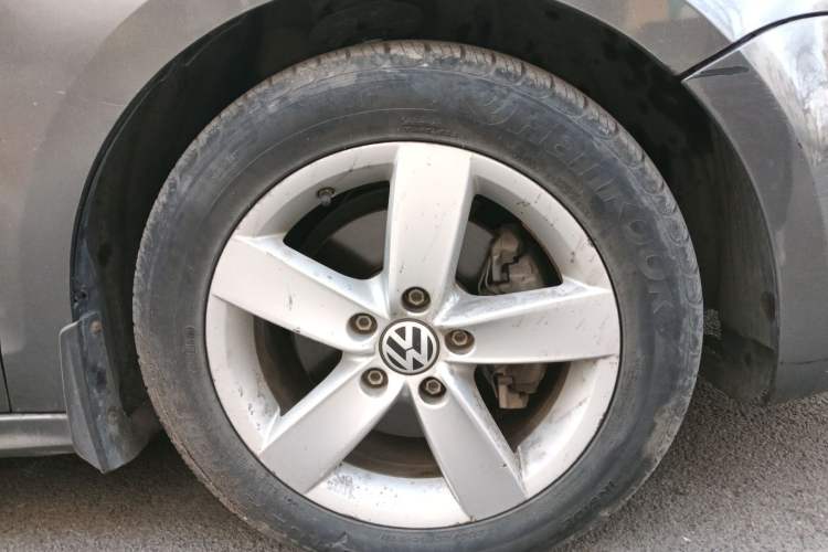 Used Volkswagen Sagitar 2012 1.4TSI Automatic Fashion Edition Right Front Wheel Hub