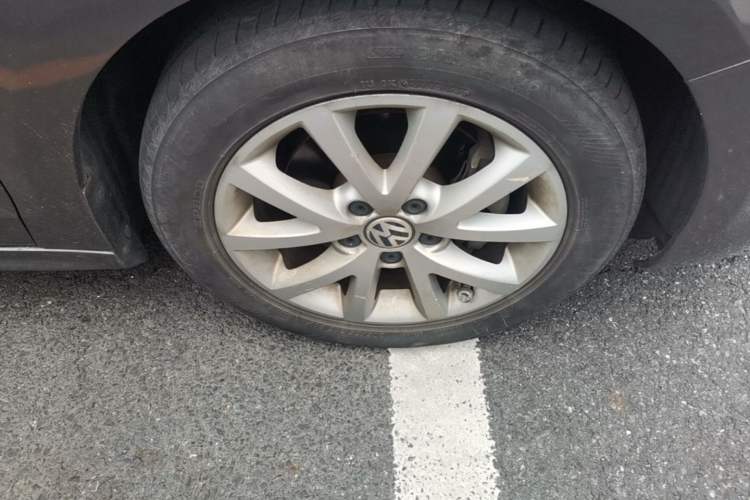 Used Volkswagen Sagitar 2012 1.4TSI Automatic Luxury Edition Right Front Wheel Hub