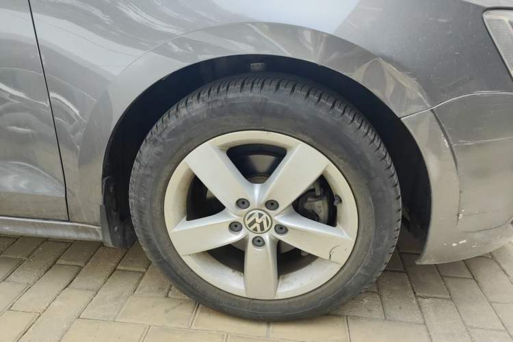 Used Volkswagen Sagitar 2012 1.6L Automatic Fashion Edition Right Front Wheel Hub