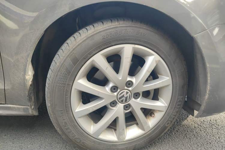 Used Volkswagen Sagitar 2012 1.4TSI Manual Luxury Model Right Front Wheel Hub