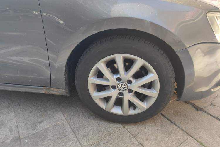 Used Volkswagen Sagitar 2012 1.6L Manual Comfort Model Right Front Wheel Hub