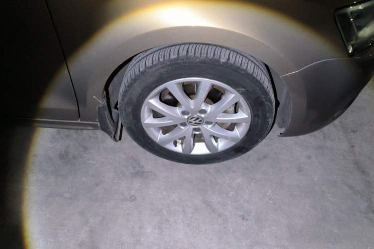 Used Volkswagen Sagitar 2012 1.4TSI Manual Luxury Model Right Front Wheel Hub