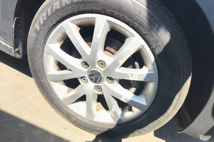 Used Volkswagen Sagitar 2012 1.6L Automatic Comfort Edition Right Front Wheel Hub