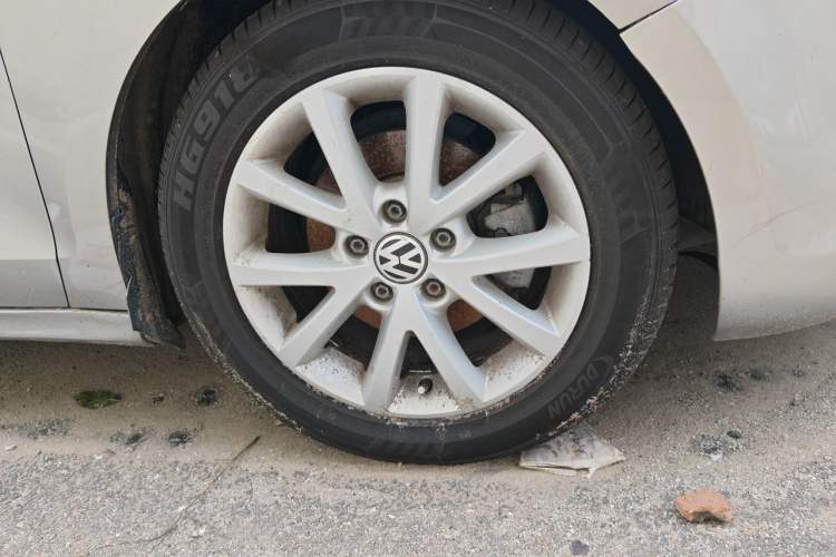 Used Volkswagen Sagitar 2012 1.6L Manual Comfort Model Right Front Wheel Hub