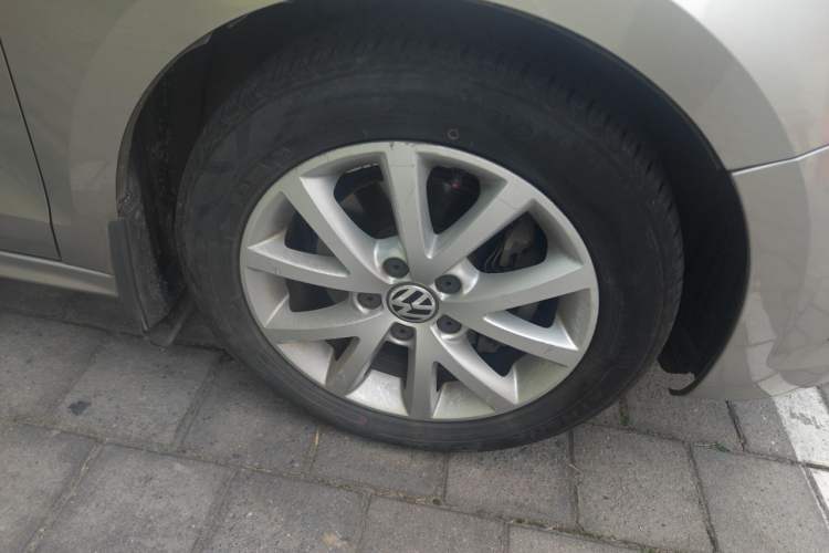 Used Volkswagen Sagitar 2012 1.4TSI Automatic Luxury Edition Right Front Wheel Hub