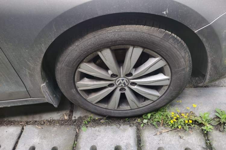 Used Volkswagen Sagitar 2012 1.4TSI Manual Luxury Model Right Front Wheel Hub