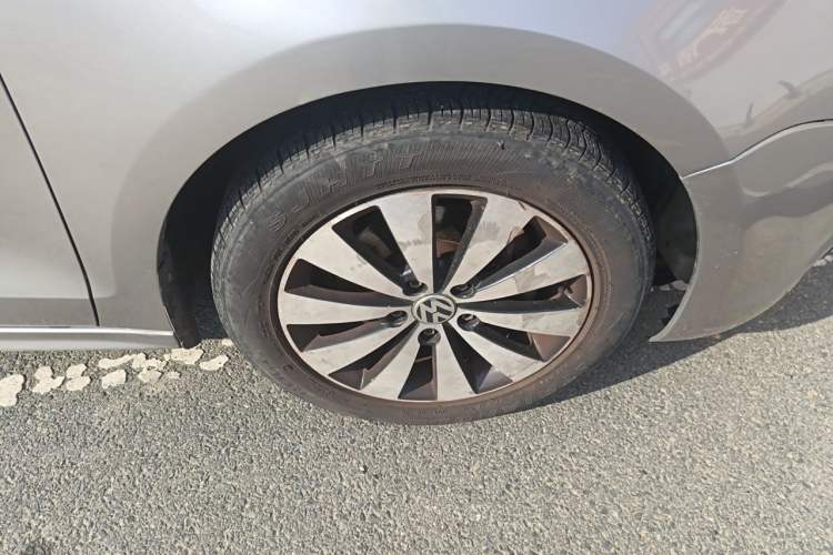 Used Volkswagen Sagitar 2012 1.8TSI Automatic Flagship Edition Right Front Wheel Hub