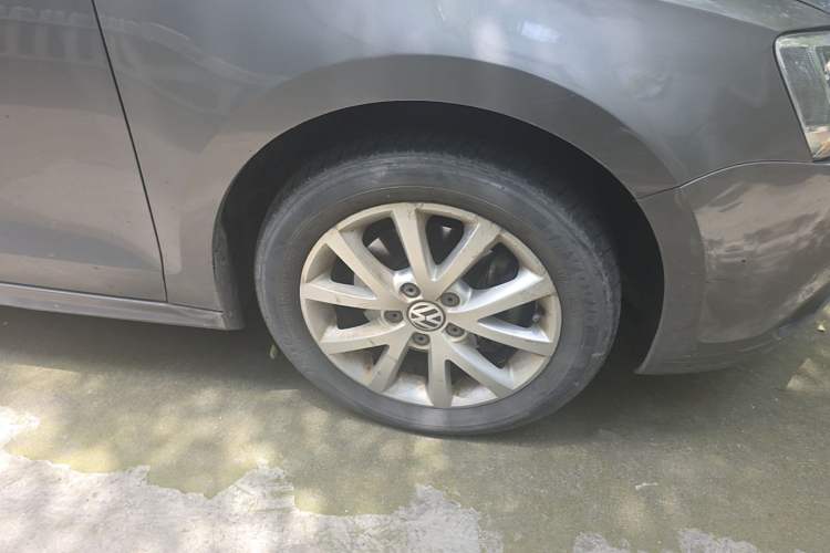 Used Volkswagen Sagitar 2012 1.4TSI Automatic Luxury Edition Right Front Wheel Hub