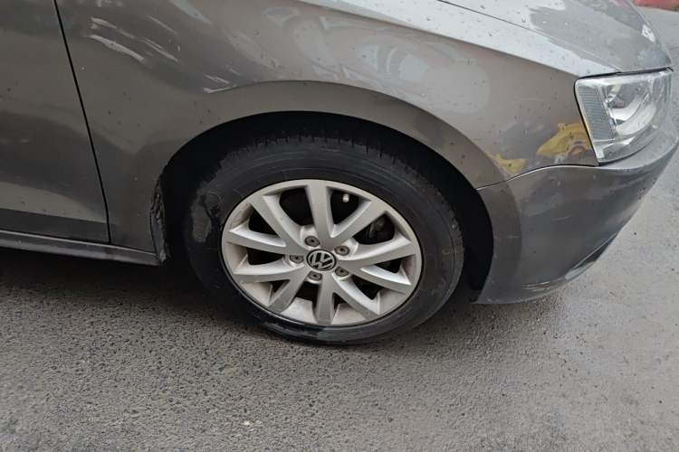 Used Volkswagen Sagitar 2012 1.4TSI Automatic Luxury Edition Right Front Wheel Hub