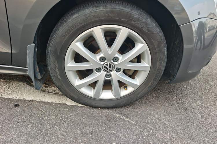 Used Volkswagen Sagitar 2012 1.6L Manual Comfort Model Right Front Wheel Hub