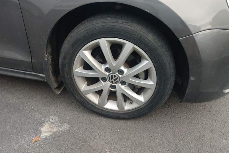 Used Volkswagen Sagitar 2012 1.6L Manual Comfort Model Right Front Wheel Hub