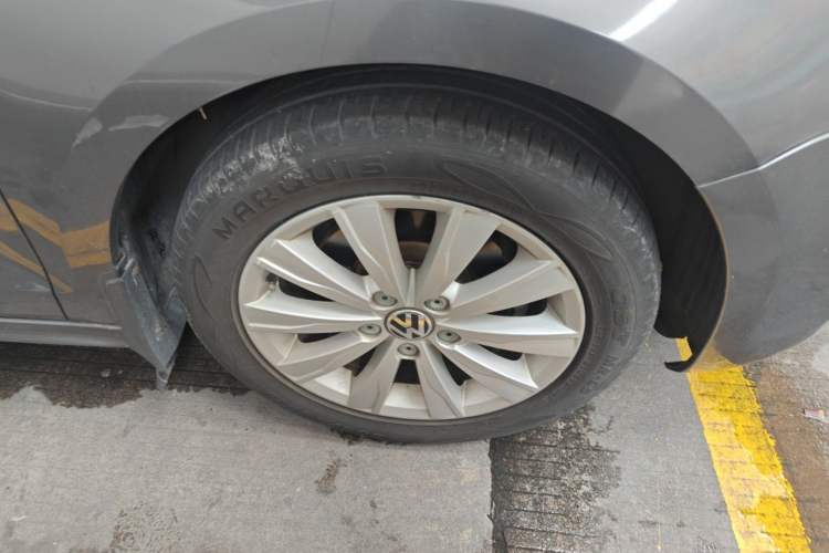 Used Volkswagen Sagitar 2012 1.6L Automatic Comfort Edition Right Front Wheel Hub