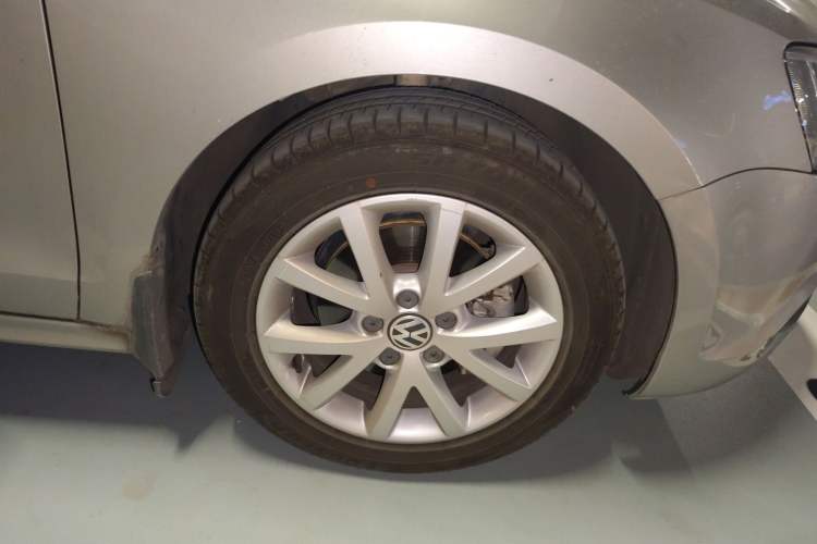 Used Volkswagen Sagitar 2012 1.4TSI Manual Luxury Model Right Front Wheel Hub