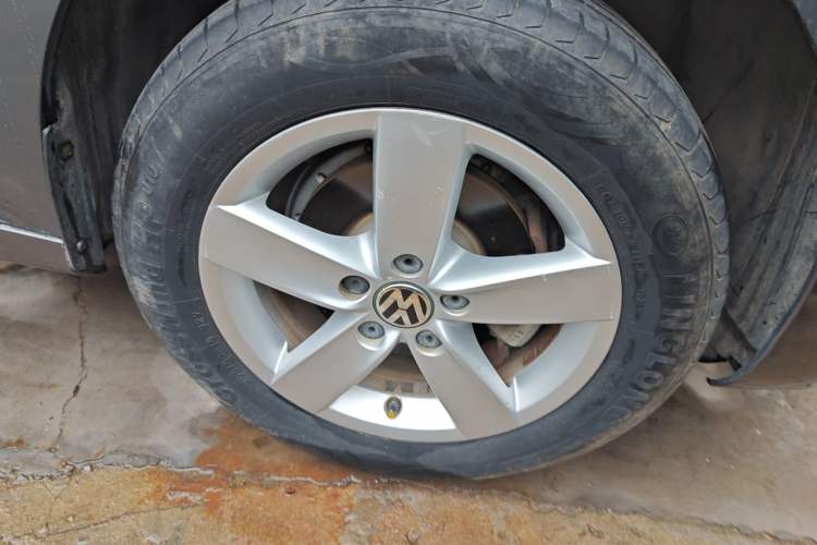 Used Volkswagen Sagitar 2012 1.6L Automatic Fashion Edition Right Front Wheel Hub