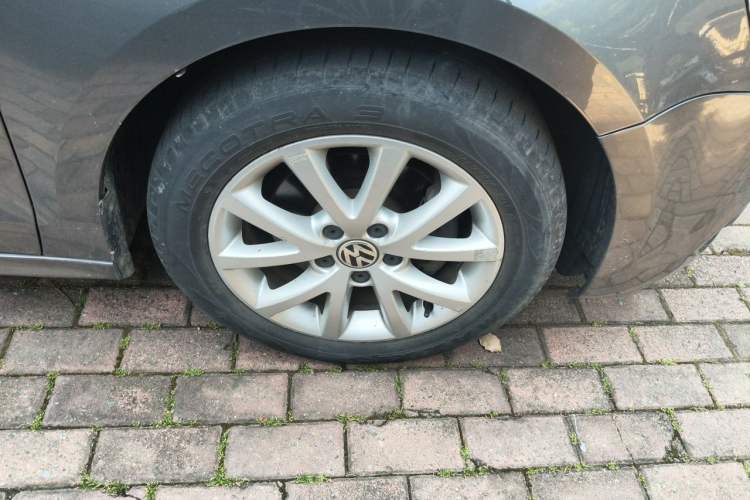 Used Volkswagen Sagitar 2012 1.4TSI Automatic Luxury Edition Right Front Wheel Hub