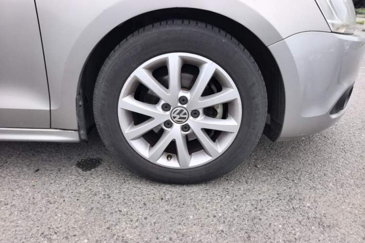 Used Volkswagen Sagitar 2012 1.6L Manual Comfort Model Right Front Wheel Hub