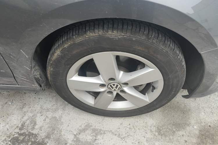 Used Volkswagen Sagitar 2012 1.4TSI Automatic Fashion Edition Right Front Wheel Hub
