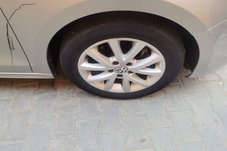 Used Volkswagen Sagitar 2012 1.4TSI Automatic Luxury Edition Right Front Wheel Hub