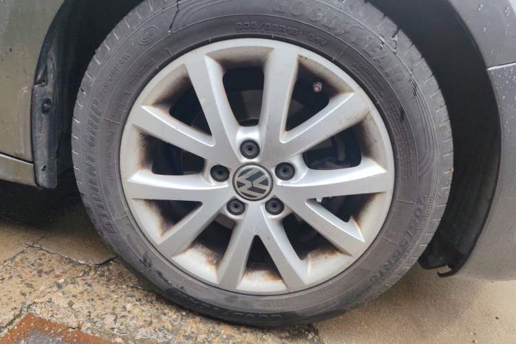 Used Volkswagen Sagitar 2012 1.6L Manual Comfort Model Right Front Wheel Hub