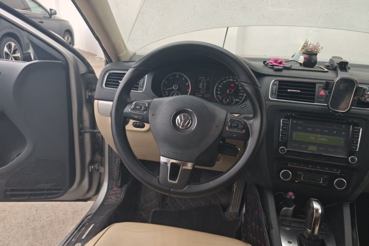 Used Volkswagen Sagitar 2012 1.4TSI Automatic Luxury Edition Steering Wheel