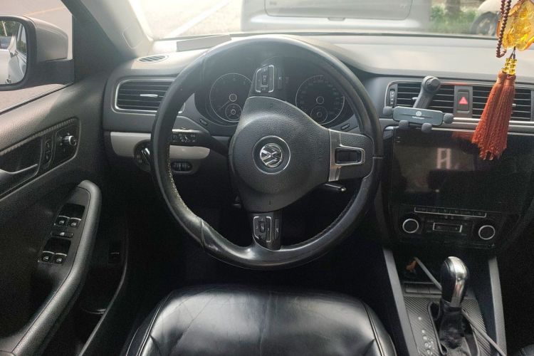 Used Volkswagen Sagitar 2012 1.4TSI Automatic Luxury Edition Steering Wheel