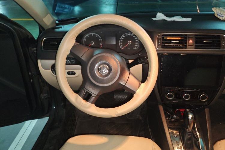 Used Volkswagen Sagitar 2012 1.6L Automatic Comfort Edition Steering Wheel