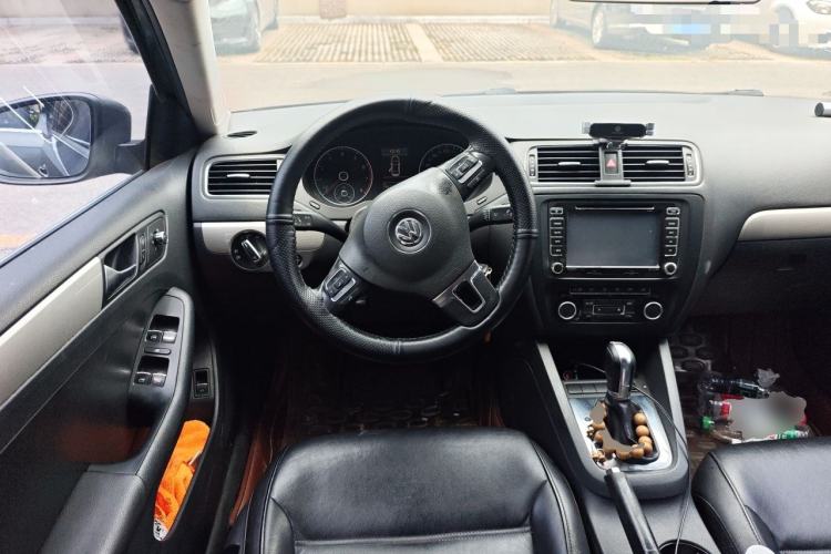 Used Volkswagen Sagitar 2012 1.4TSI Automatic Luxury Edition Steering Wheel