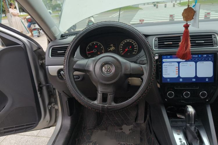 Used Volkswagen Sagitar 2012 1.6L Automatic Fashion Edition Steering Wheel