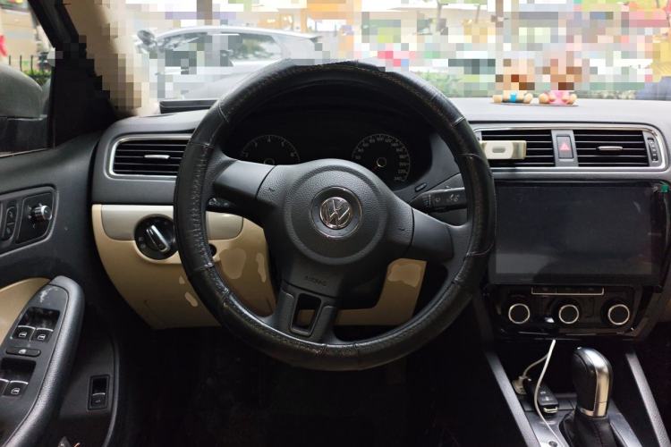Used Volkswagen Sagitar 2012 1.6L Automatic Comfort Edition Steering Wheel