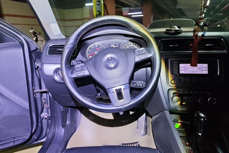 Used Volkswagen Sagitar 2012 1.4TSI Automatic Luxury Edition Steering Wheel