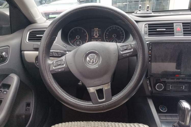 Used Volkswagen Sagitar 2012 1.4TSI Automatic Luxury Edition Steering Wheel