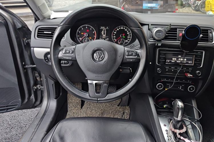 Used Volkswagen Sagitar 2012 1.4TSI Automatic Luxury Edition Steering Wheel